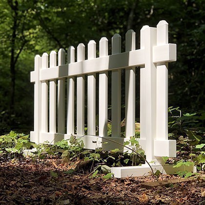 Freestanding temporary picket fence